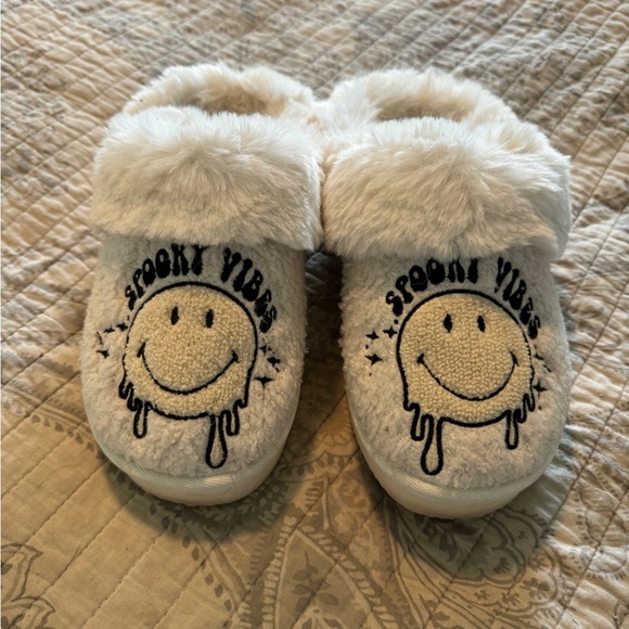 AE Stay Spooky Slippers - Picture 1 of 3